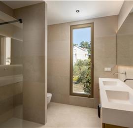 4-Bedroom Luxury Villa with Heated Pool, Ciovo near Trogir – Sleeps 8